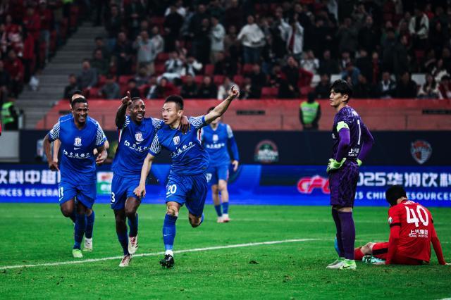 开云下载-他是传奇！于汉超玄学再发威 德比战差点掀翻海港