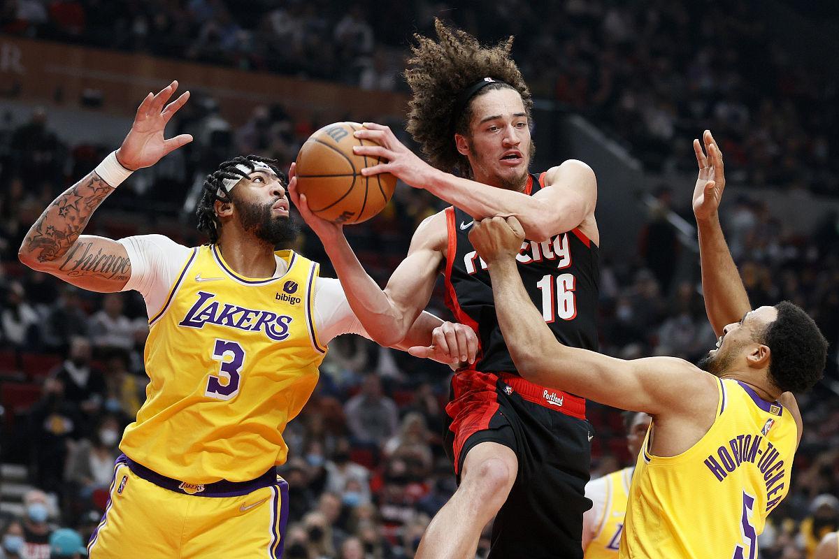 开云APP-湖人领先12分惨遭逆转！三大致命败因让黄蜂完成18分大胜