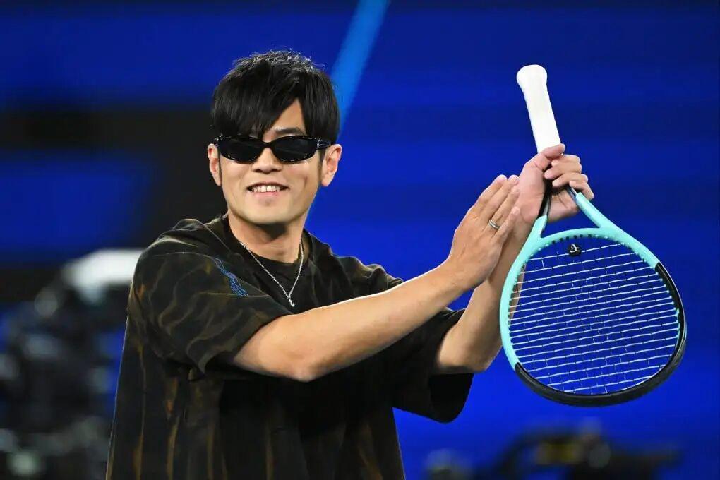 开云中国-【多图回顾】澳网有自己的“全明星” ：杰伦上演一动不动、辛纳阿卡观赛化身表情帝