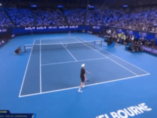 开云中国-【多图回顾】澳网有自己的“全明星” ：杰伦上演一动不动、辛纳阿卡观赛化身表情帝