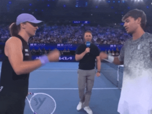 开云中国-【多图回顾】澳网有自己的“全明星” ：杰伦上演一动不动、辛纳阿卡观赛化身表情帝