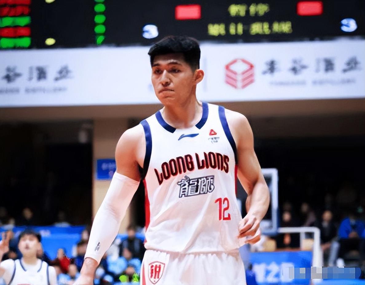 开云中国-现役国手！0分0板0助0断，1分钟3犯规，球迷：凭什么进的国家队？